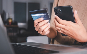 Ngân hàng cảnh báo thủ đoạn mới, chưa từng xuất hiện: Rút sạch tiền trong tài khoản mà không cần dụ nạn nhân tiết lộ số thẻ, ngày hết hạn, mã CVV,...