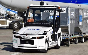 Phát hiện 3 chiếc xe đầu kéo không người lái chạy bon bon ở sân bay đông đúc bậc nhất thế giới – ai cũng nghĩ chỉ Trung Quốc mới làm được nhưng không phải