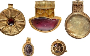 Dò kim loại, 2 người dân đào được kho báu chứa vàng, ngọc hồng lựu