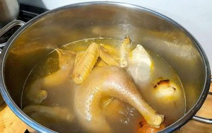 Bước làm thịt gà tưởng là sạch nhưng hoá ra ngược lại: Chuyên gia từ Mỹ đến Việt đều khuyên bỏ ngay