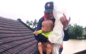 Gặp người lính bế em bé trên mái nhà giữa lũ dữ ở Đắk Lắk