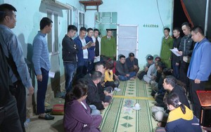 Cảnh sát đột kích một căn nhà, bắt Bùi Thị Hường và 14 người khác