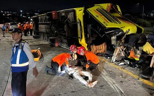 Kinh hoàng xe buýt lật ngang sau khi lao thẳng dải phân cách khiến ít nhất 16 người thiệt mạng