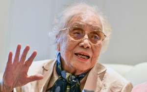 Bà Nguyễn Thị Bình là đại biểu cao tuổi nhất tham dự Đại hội Thi đua yêu nước