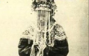 Năm 1904, chú rể 29 tuổi vén khăn voan tân nương rồi chết lặng: Gương mặt cô dâu phủ kín thứ này