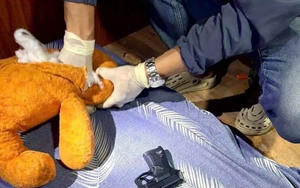 Cảnh sát dùng máy xúc đào bới hàng nghìn m2 tìm ma túy chôn dưới lòng đất