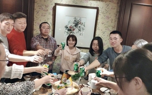 Shipper mở tiệc tân gia mời cả công ty, đến nơi tất cả chết lặng