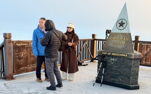 Đỉnh Fansipan xuất hiện lớp băng dày nhất từ đầu mùa đông