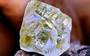 Phát hiện viên kim cương 170 carat khi đi làm ruộng