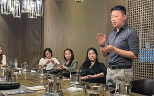 Đề nghị đường đột từ sếp của chồng trong tiệc Tất niên khiến tôi ngoài mặt ái ngại, bên trong mừng như "trúng số"