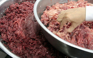 Kiểm tra hành chính 1 cơ sở, công an triệt phá đường dây sản xuất thịt bò giả từ thịt lợn, phân phối 600 kg mỗi ngày đến 75 quán ăn khắp thành phố