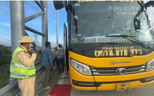 Phạt 97,5 triệu đồng xe khách giường nằm 34 chỗ chở 47 người trên cao tốc