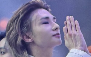 Nam ca sĩ nổi tiếng đánh rơi 1,4 tỷ trên sân khấu