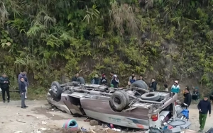 Lật xe chở đoàn từ thiện ở Lào Cai, ít nhất 8 người tử vong