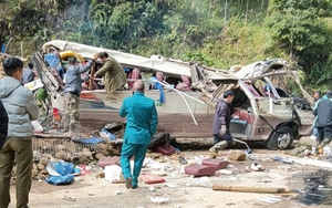 Hiện trường vụ lật xe khách chở đoàn giáo viên đi thiện nguyện khiến 9 người tử vong