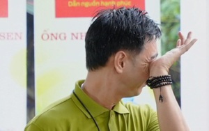 Nam MC 42 VTV tuổi quay mặt bật khóc nức nở, không dẫn nổi chương trình