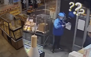 Lấy bánh kem đi giao, nam shipper bất ngờ phát hiện dấu hiệu lạ bên trong khiến anh bật khóc