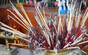 Trước Tết Dương lịch, bàn thờ nhất định phải dọn sạch 3 thứ này