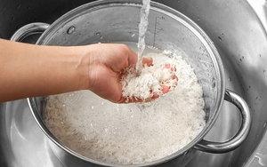 Nên nấu cơm bằng nước nóng hay lạnh? Thì ra bấy lâu rất nhiều người hiểu sai