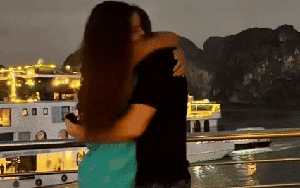 Clip ngọt ngào nhất cuối năm: Hoa hậu gen Z được bạn trai cầu hôn như phim ở Vịnh Hạ Long