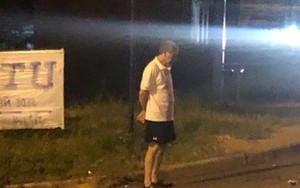 Người cha 72 tuổi cứ tối đến lại ra bến xe buýt chờ con gái trở về: Bức ảnh khiến hàng triệu người nghẹn lòng