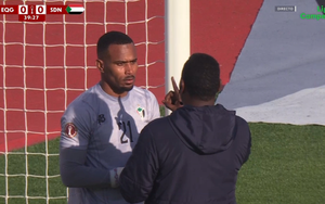 Thủ môn đột nhiên ngất xỉu khiến tất cả bàng hoàng, lý do hóa ra không nguy hiểm