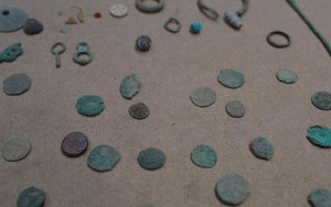 Phát hiện vàng và hàng trăm đồng xu trên đất sau cơn mưa lớn, chính quyền lập tức phong tỏa khu vực, giá trị lớn đến không ngờ