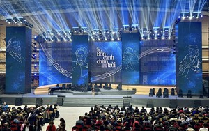 Show diễn "Về Đây Bốn Cánh Chim Trời" hoãn đột ngột sát giờ chót khiến khán giả bức xúc: Công ty nào đứng sau?