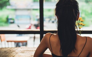 Vợ đi công tác 1 tháng, tôi đến tìm vợ cũ nhưng người mở cửa khiến tôi sốc đứng không vững