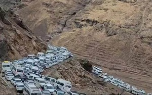 Không phải đi du lịch, hàng nghìn ôtô chôn chân trên đèo để tháo chạy khỏi thủ đô ô nhiễm nhất thế giới