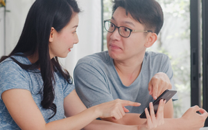 Mẹ vợ đột ngột lên chơi và hoảng hốt khi nhìn mâm thức ăn con gái và con rể vừa nấu xong