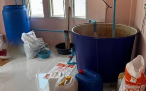 Một trung tướng người Thái Lan chỉ huy cuộc đột kích, tóm gọn đường dây sản xuất nước tương, cà phê giả quy mô lớn, tịch thu hơn 240.000 sản phẩm và loạt chai lọ, máy trộn