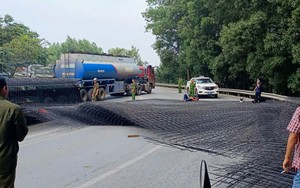 Cả trăm tấm lưới thép rơi từ xe đầu kéo trúng 2 người đi đường