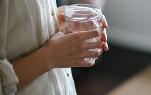 Người uống nước thường xuyên sau khi thức dậy buổi sáng, sau 3 tháng cơ thể có thể xuất hiện 6 thay đổi