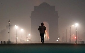 Thủ đô của nền kinh tế hơn 4.000 tỷ USD mờ đặc trong sương mù ô nhiễm: Hơn 30 triệu dân đau đầu, cay mắt vì bụi mịn cao gấp 20 lần mức an toàn, trường học đóng cửa, ca bệnh hô hấp tăng vọt