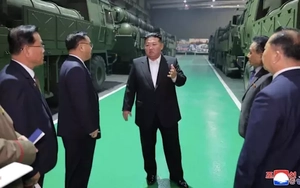 Chủ tịch Triều Tiên Kim Jong Un ca ngợi sự lợi hại của hệ thống tên lửa đa nòng mới