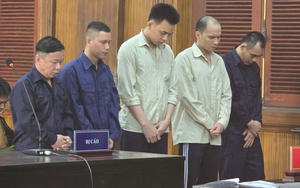 Xe chở túi hiệu bị "rút ruột" trên cao tốc TP HCM - Trung Lương