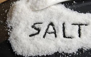 Lợi ích của thói quen uống nước muối ấm mỗi sáng