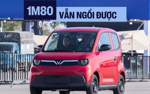 Đừng để ngoại hình đánh lừa, VinFast Minio Green có thể 'cân' được người cao 1m80 như thế này đây!