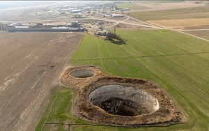 Hàng trăm 'hố tử thần' mọc lên giữa đồng, nông dân hốt hoảng: Giáo sư hé lộ nguyên nhân từ những năm 2000