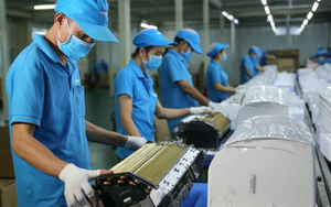 Đang làm công nhân vất vả 12 tiếng/ngày, tôi bất ngờ nhận được cuộc gọi của bố, nghe xong mà tôi sốc lên sốc xuống