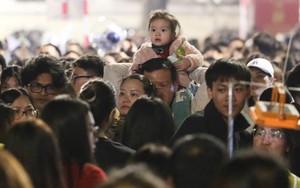 Trẻ nhỏ mệt mỏi giữa biển người đổ về hồ Gươm đón Countdown 2026