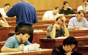 Nếu bạn nghĩ thi học kỳ đã khó, hãy thử kỳ thi này: Đến tỷ phú học xong cũng stress, chồng cựu Công chúa Nhật Bản thi lại 2 lần