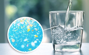 Đừng đun nước kiểu này, một cốc nước có thể chứa tới 3 tỷ hạt vi nhựa