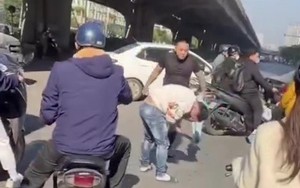 Tạm giữ tài xế đánh người giữa phố Hà Nội sau va chạm giao thông