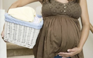 Chồng vô tâm bỏ mặc không chăm sóc vợ mang thai hoặc đang nuôi con nhỏ sẽ bị phạt đến 20 triệu đồng