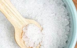 Vì sao nên để một đĩa muối cạnh cửa sổ mùa đông?