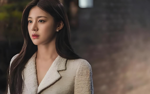 Vừa hỏi mẹ tiền của mình đâu, mặt bà tái đi, tay lóng ngóng khiến tôi biết ngay có chuyện bất thường