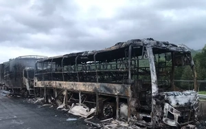 3 ô tô cháy rụi trên cao tốc Vân Phong - Nha Trang