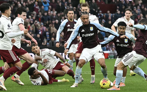 Aston Villa quật ngã Arsenal phút bù giờ, cuộc đua vô địch bắt đầu nóng